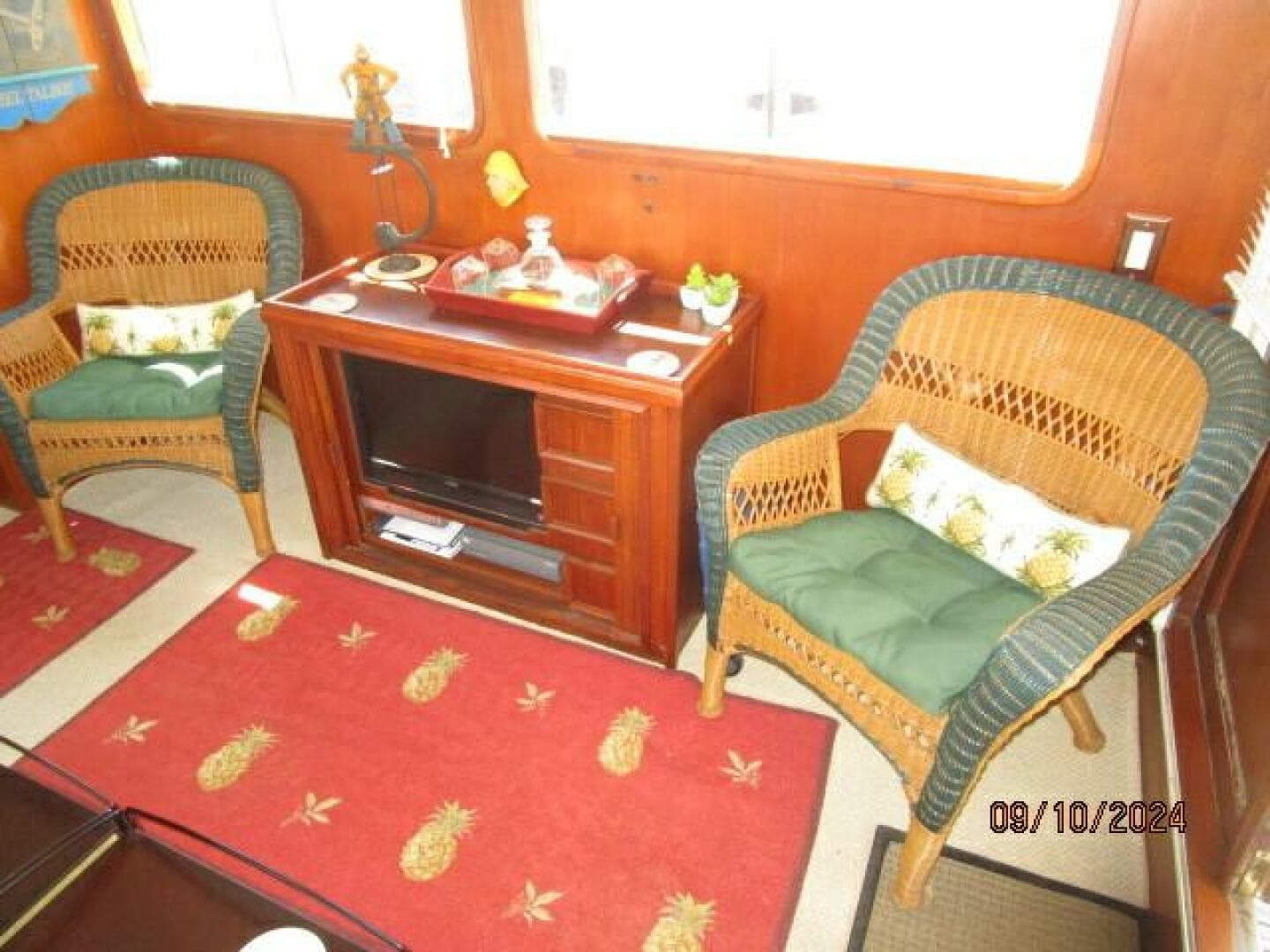 49' DeFever salon starboard seating