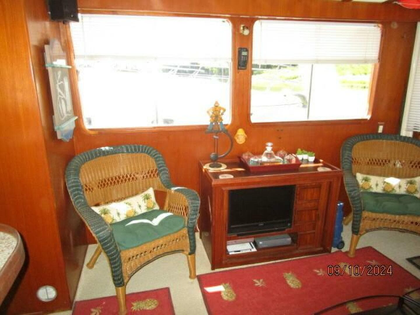 49' DeFever salon starboard