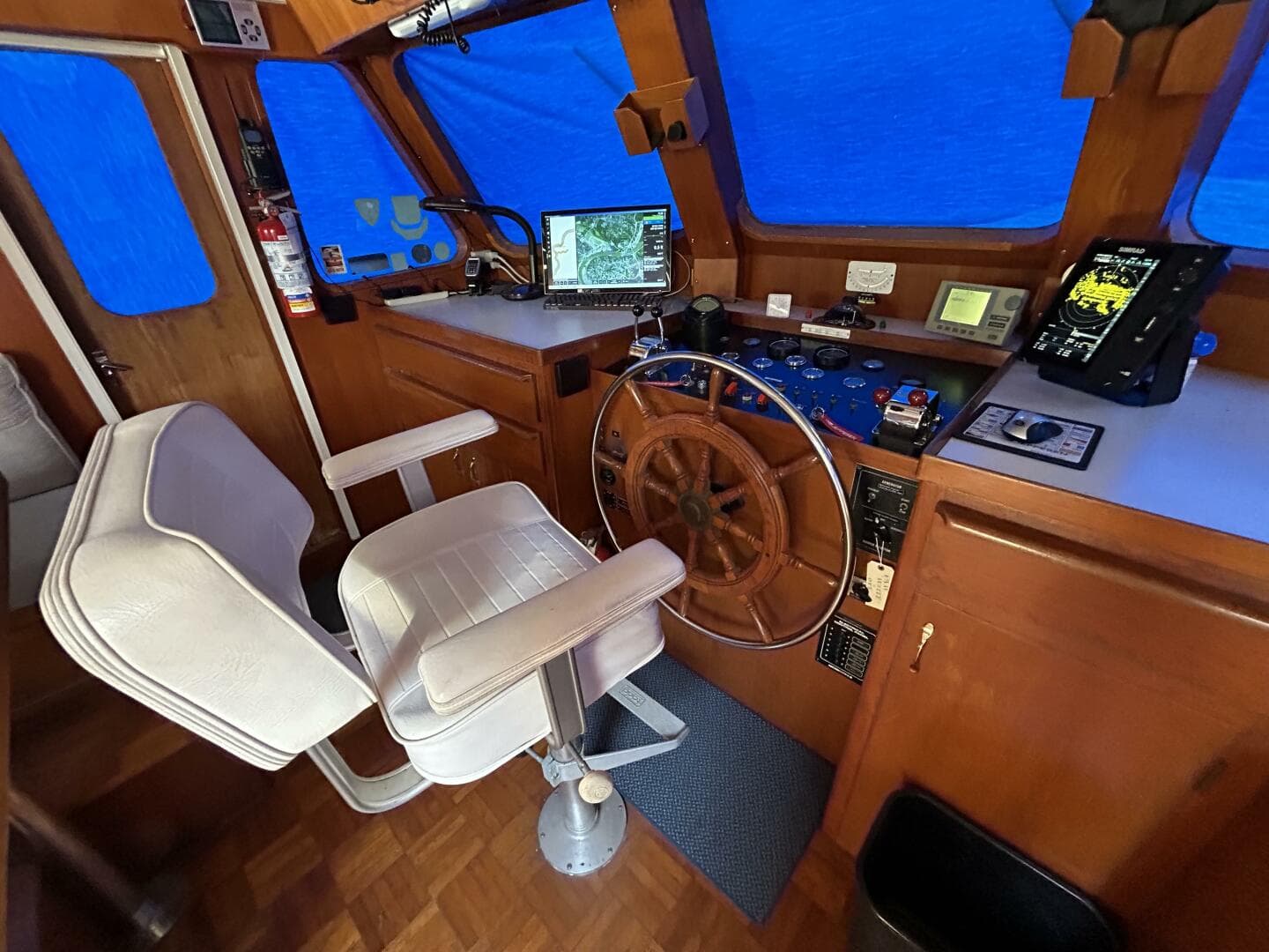 49' DeFever pilothouse helm1