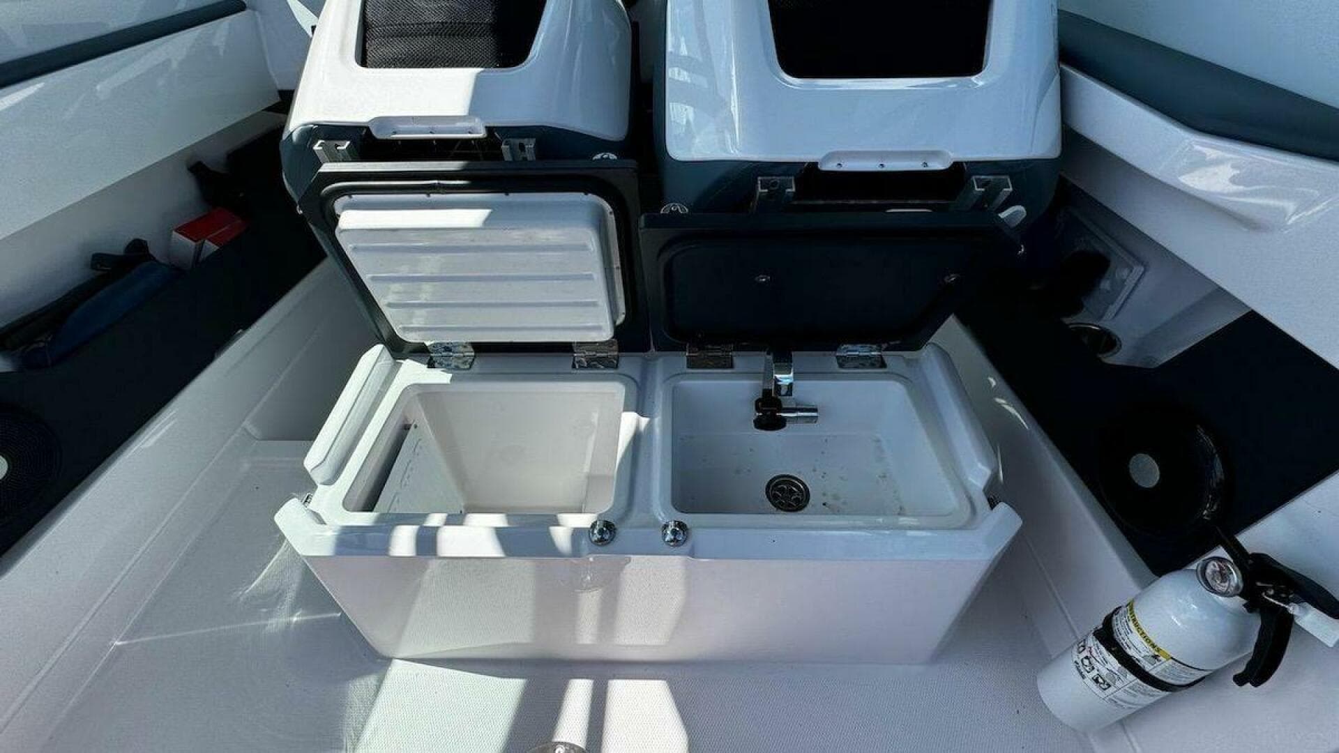 2022 Axopar 28 T-Top