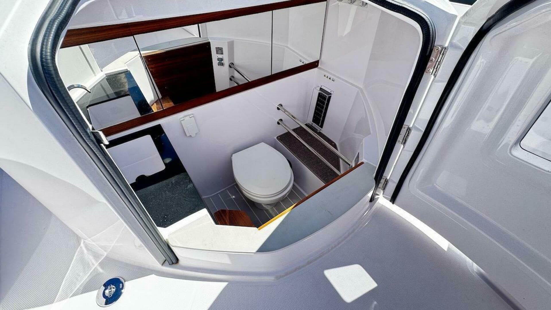 2022 Axopar 28 T-Top