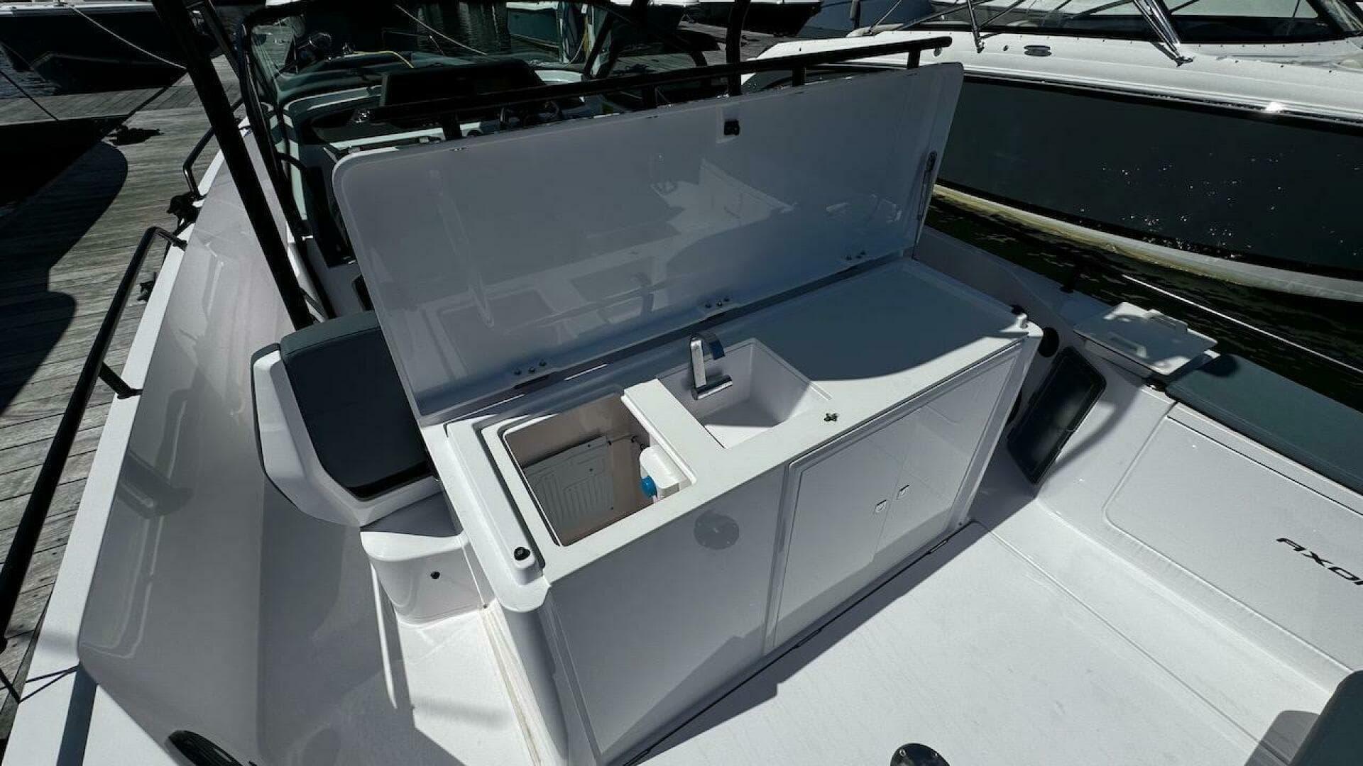 2022 Axopar 28 T-Top