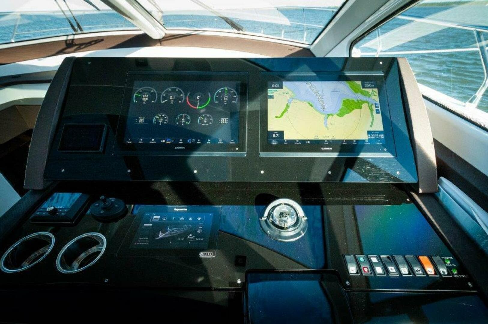 2020 Cruisers Yachts- HARPER BELL- Helm 2