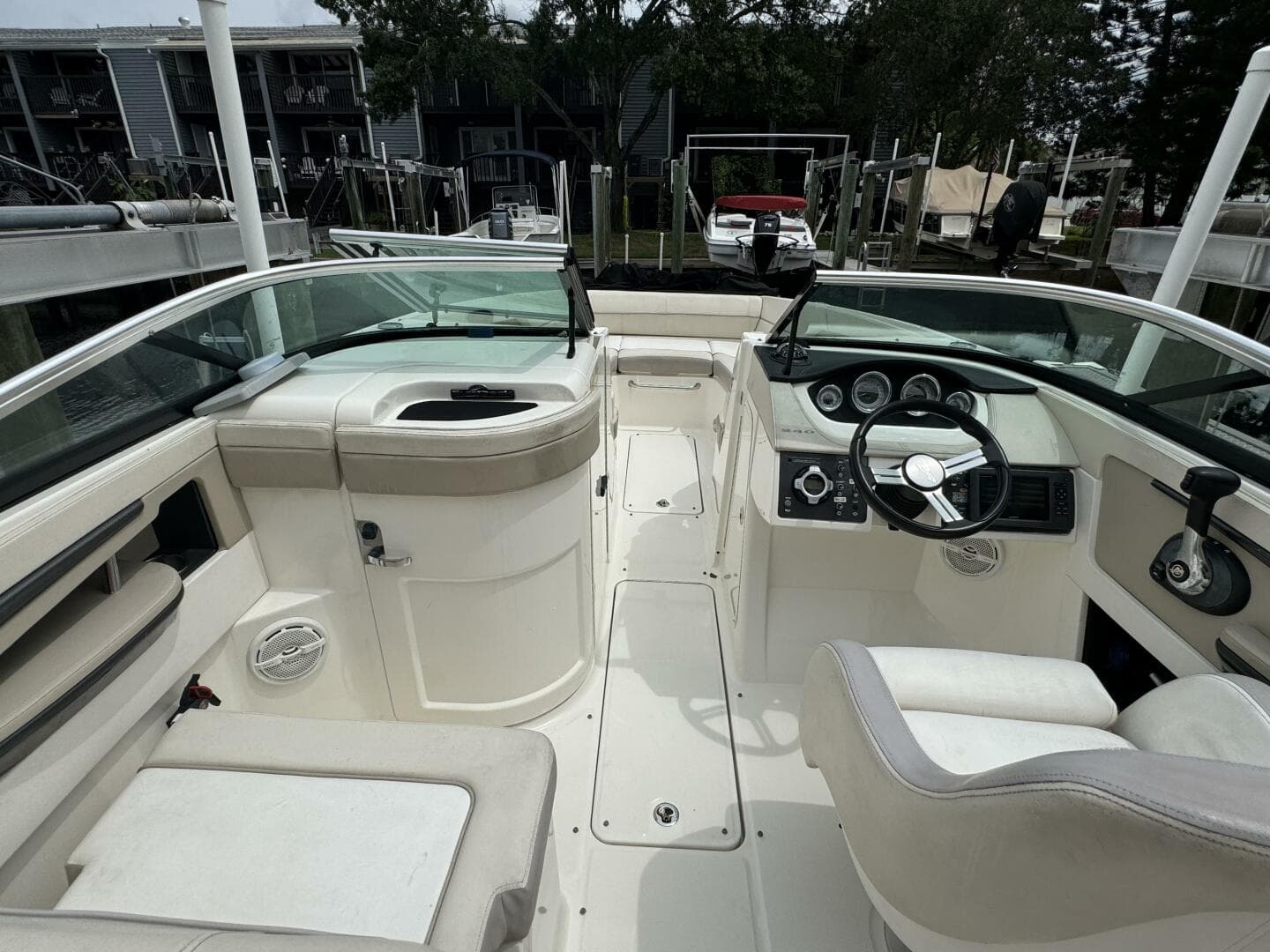 2013 Sea Ray 240 Sundeck