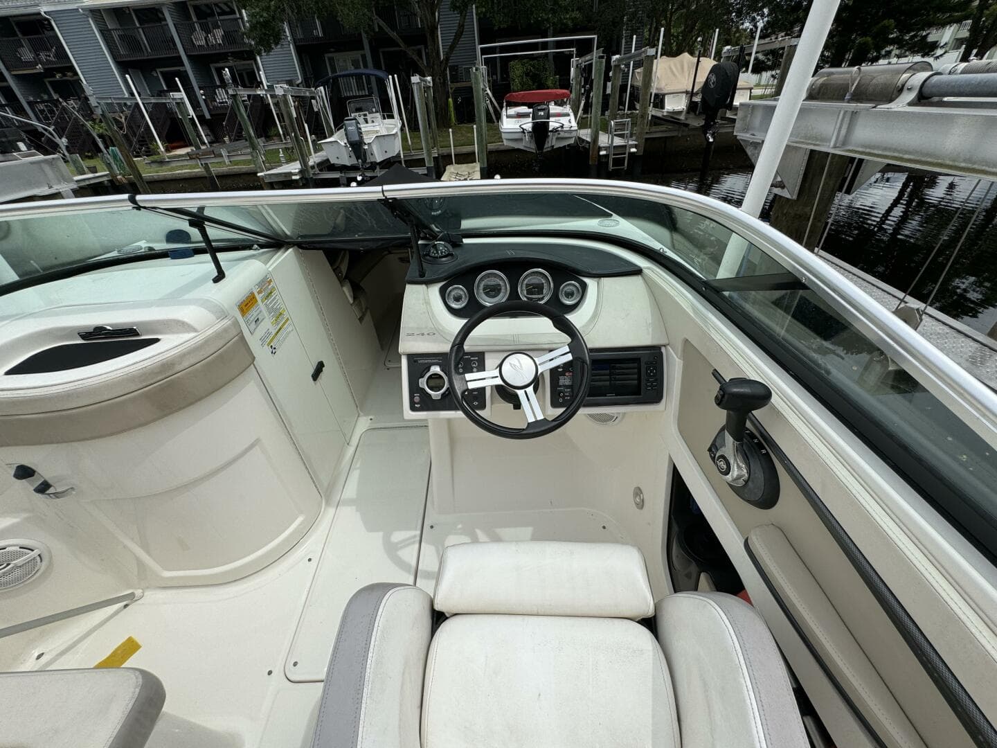 2013 Sea Ray 240 Sundeck