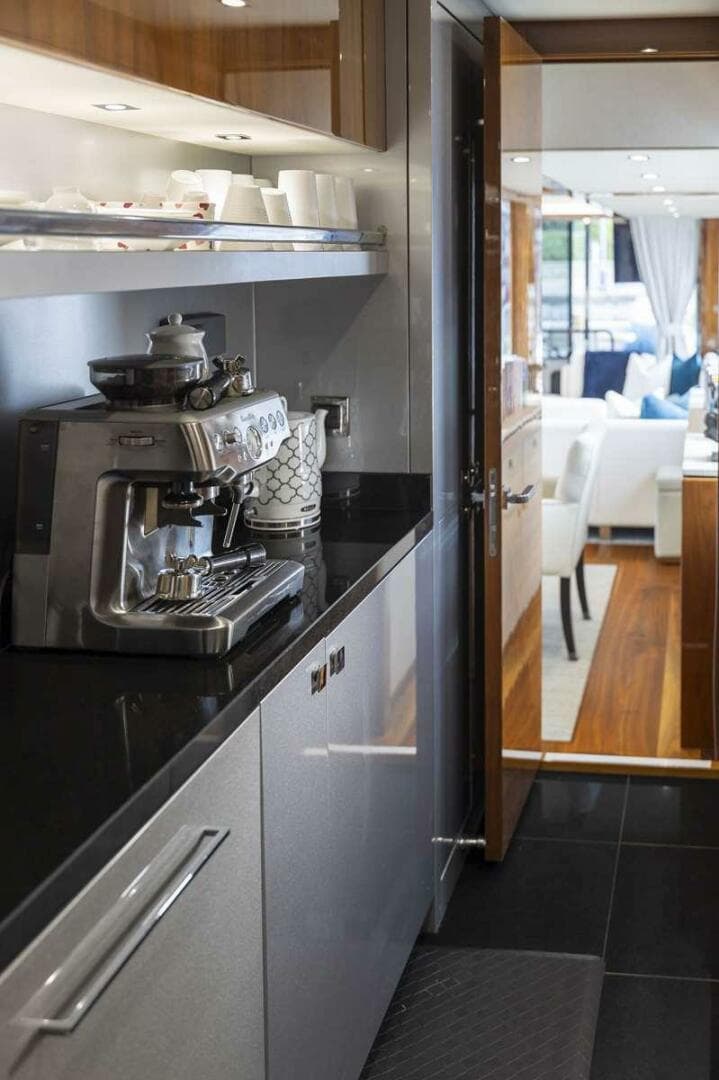 2017 Sunseeker 95 Yacht