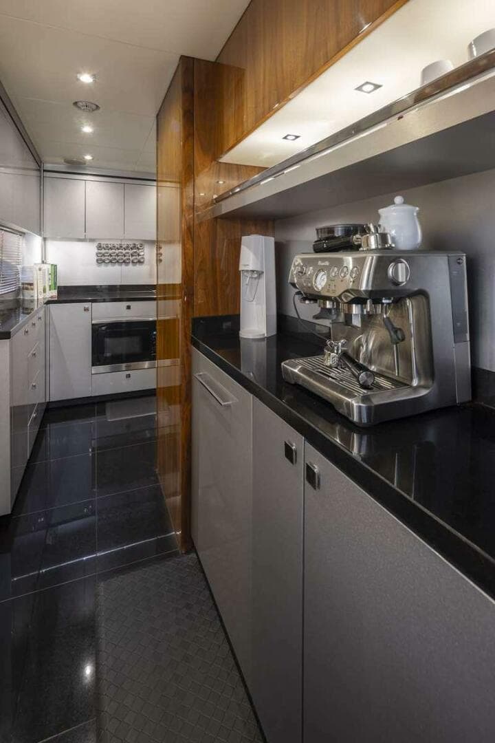 2017 Sunseeker 95 Yacht