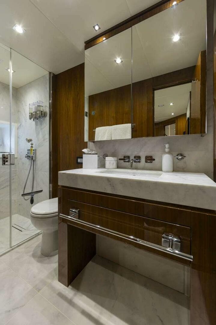 2017 Sunseeker 95 Yacht