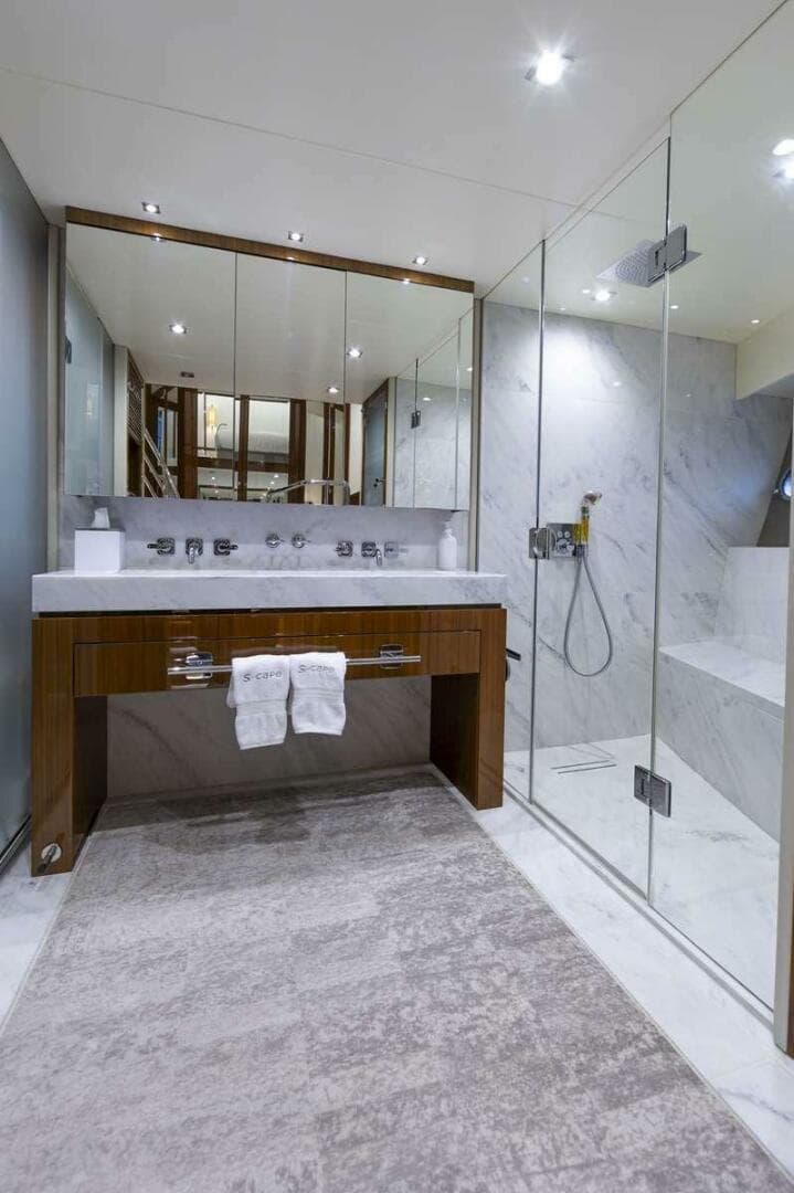 2017 Sunseeker 95 Yacht