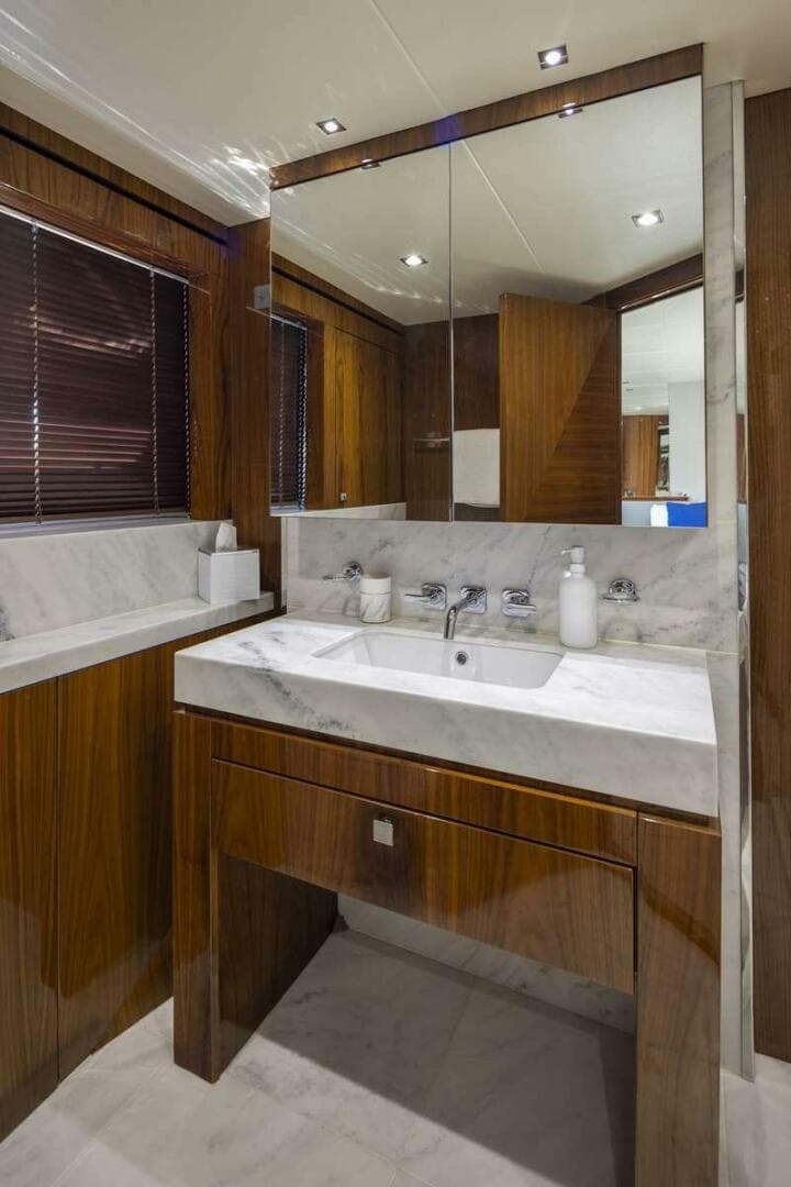 2017 Sunseeker 95 Yacht