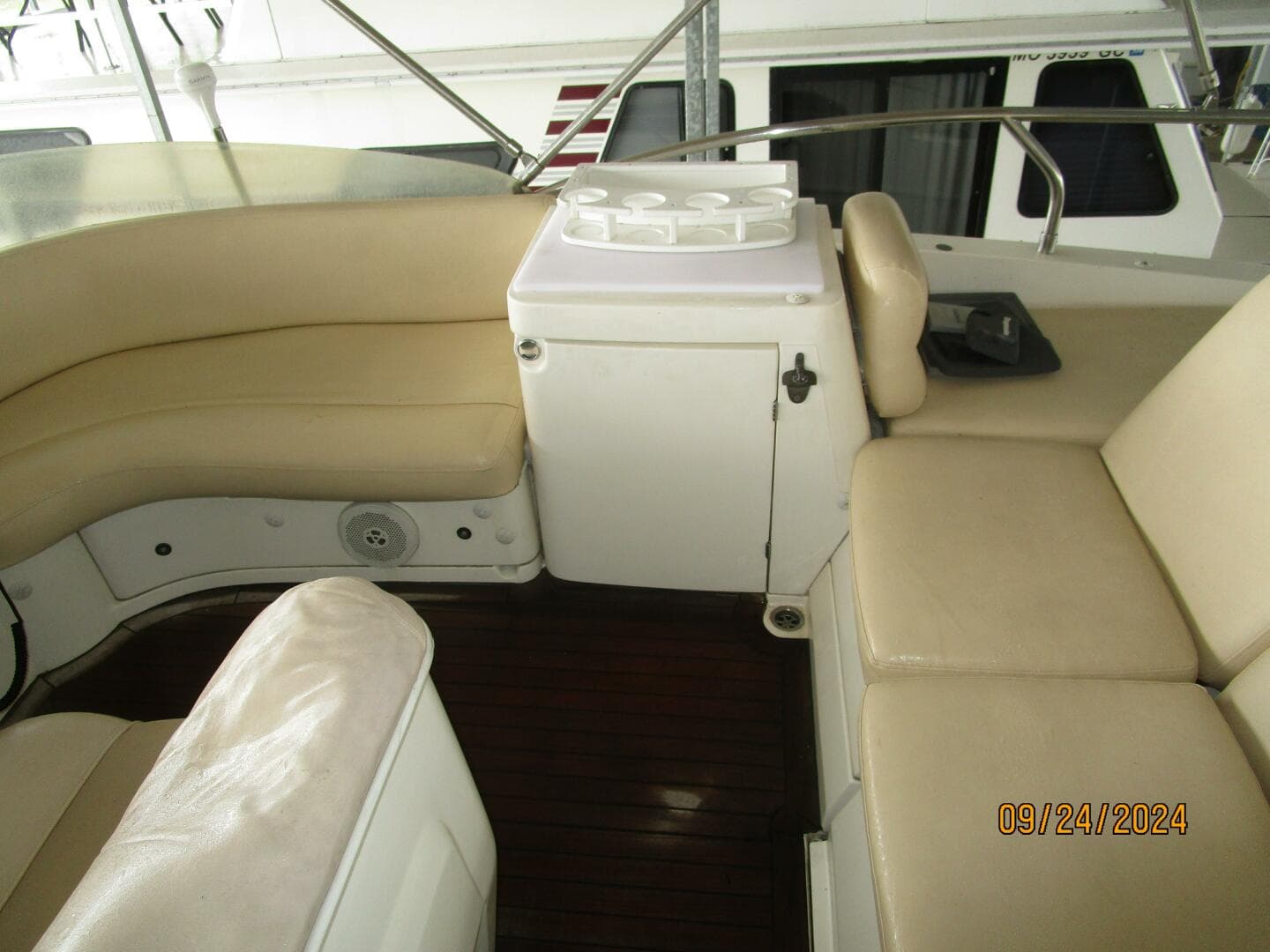 47' Sealine flybridge starboard