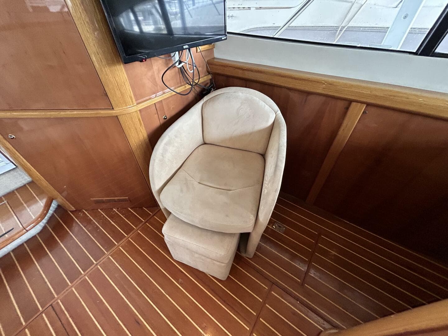 47' Sealine salon port seating