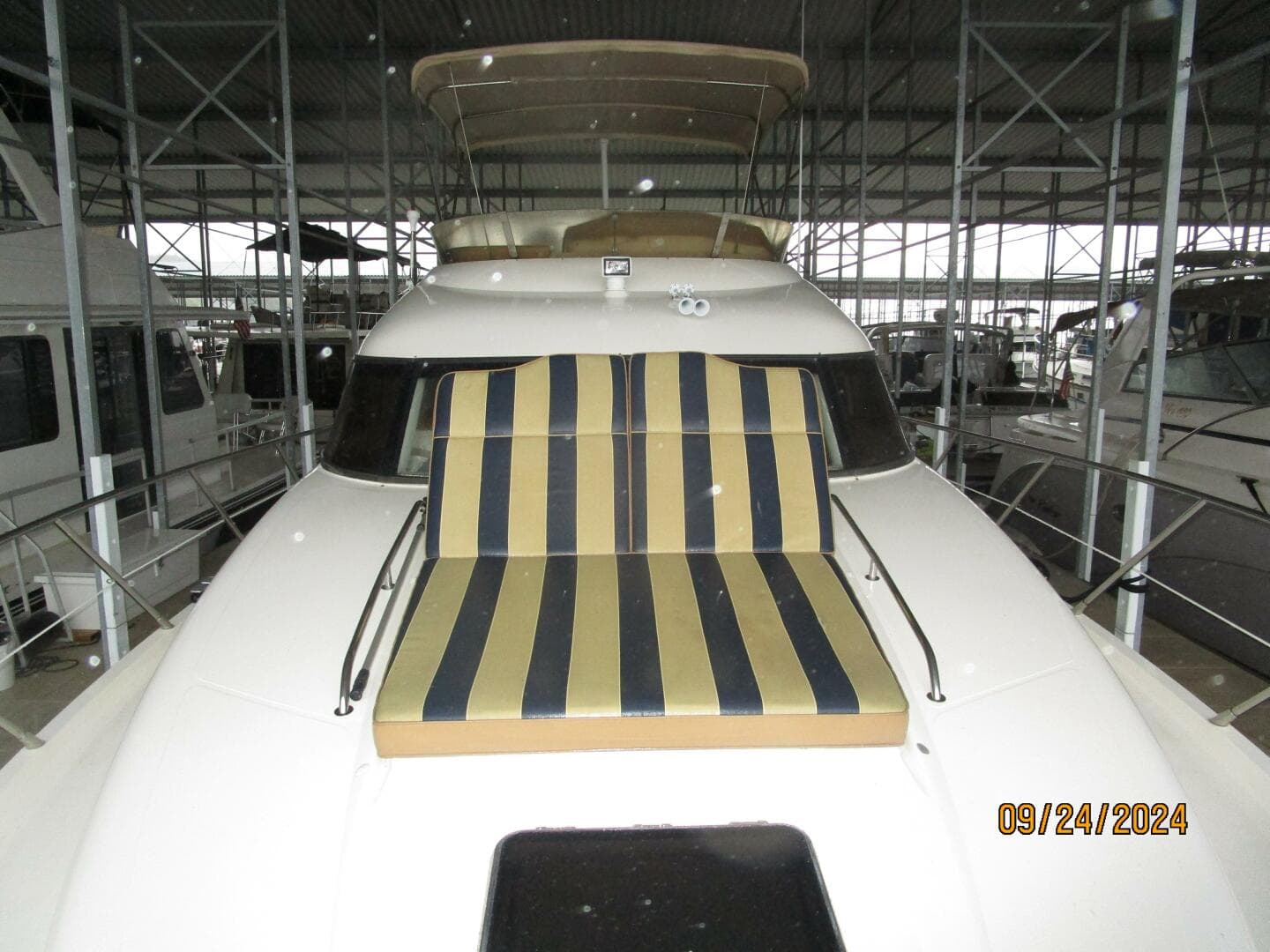 47' Sealine foredeck aft