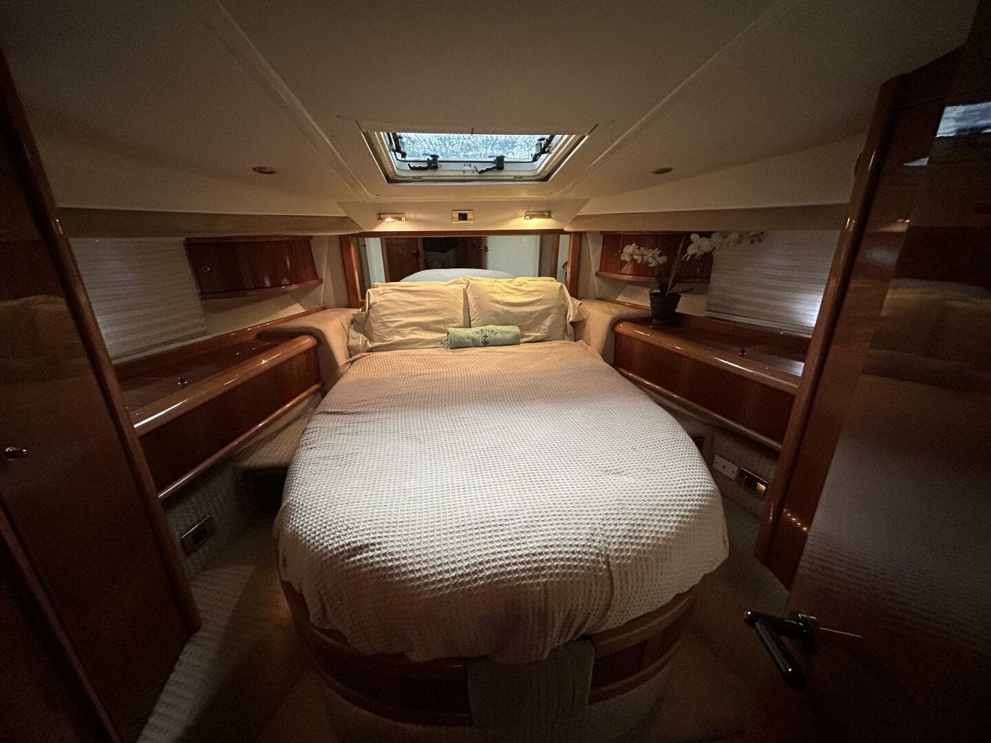 47' Sealine guest stateroom1