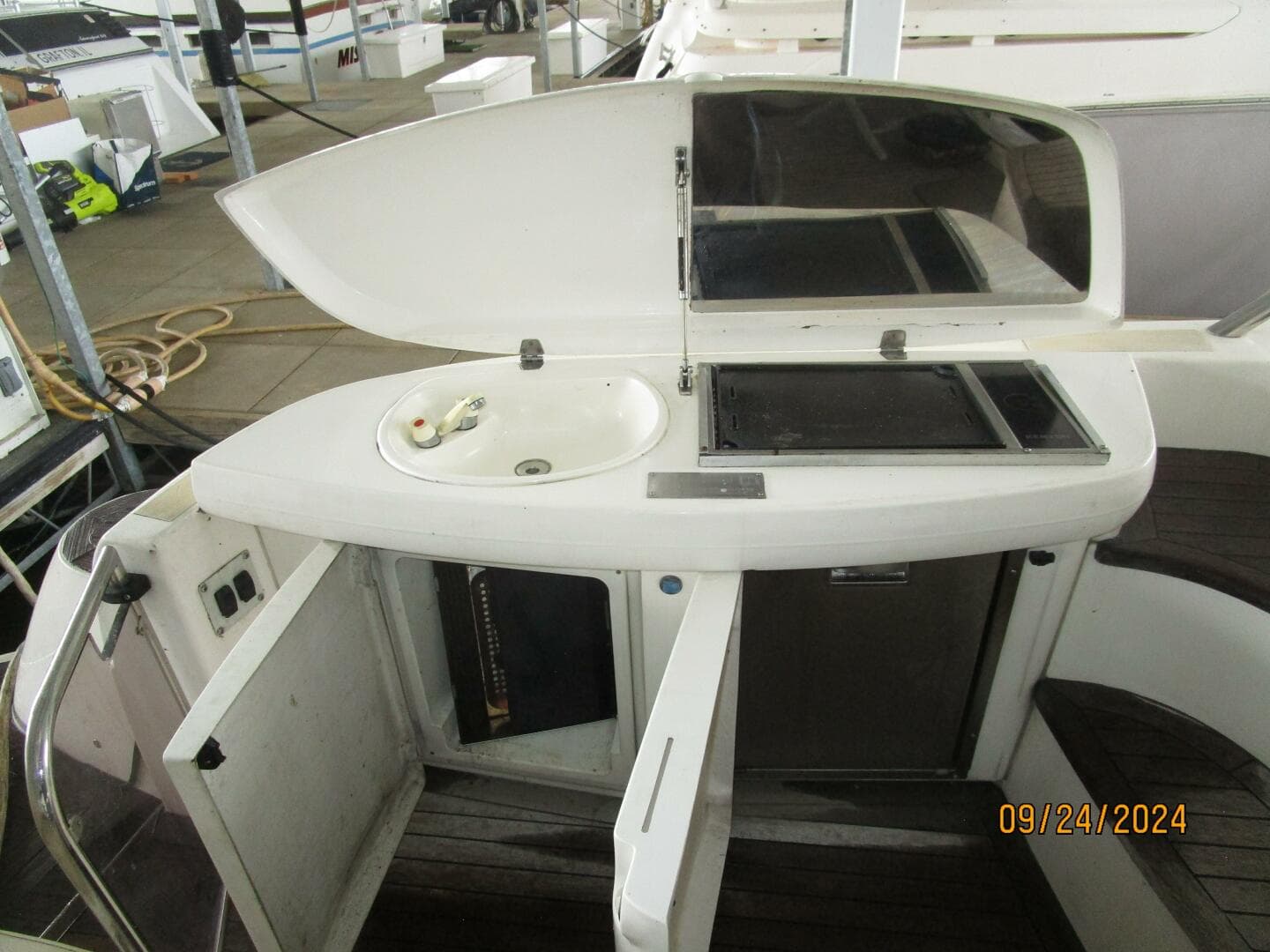 47' Sealine aftdeck wetbar1