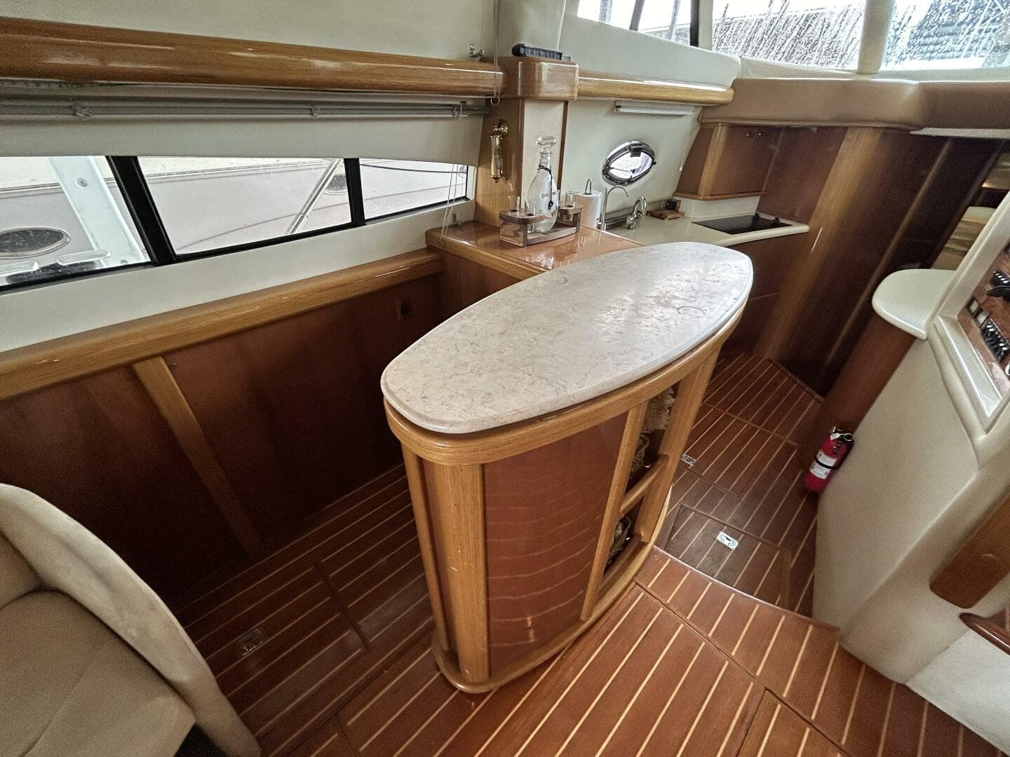 47' Sealine salon bar