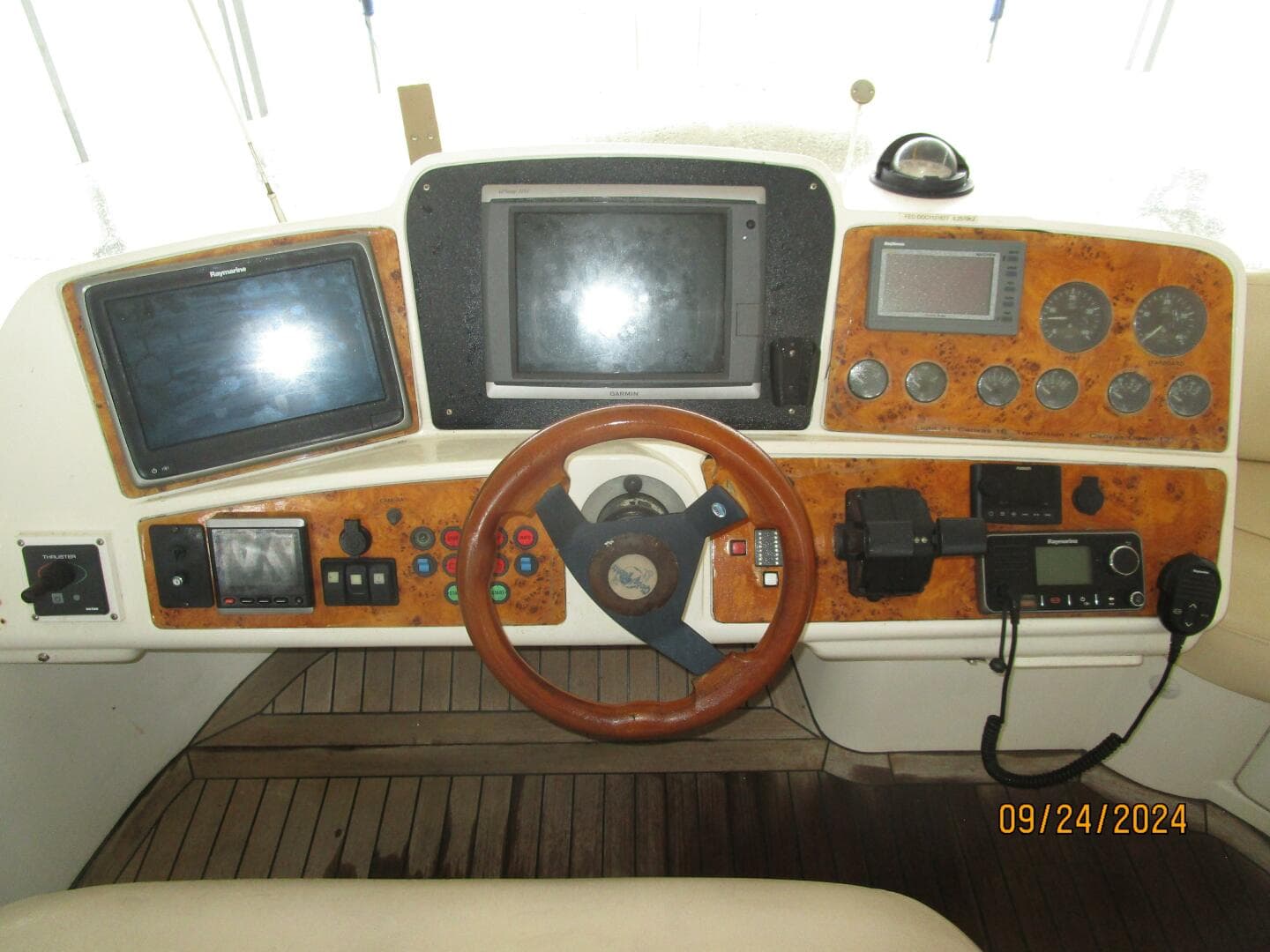 47' Sealine flybridge helm2