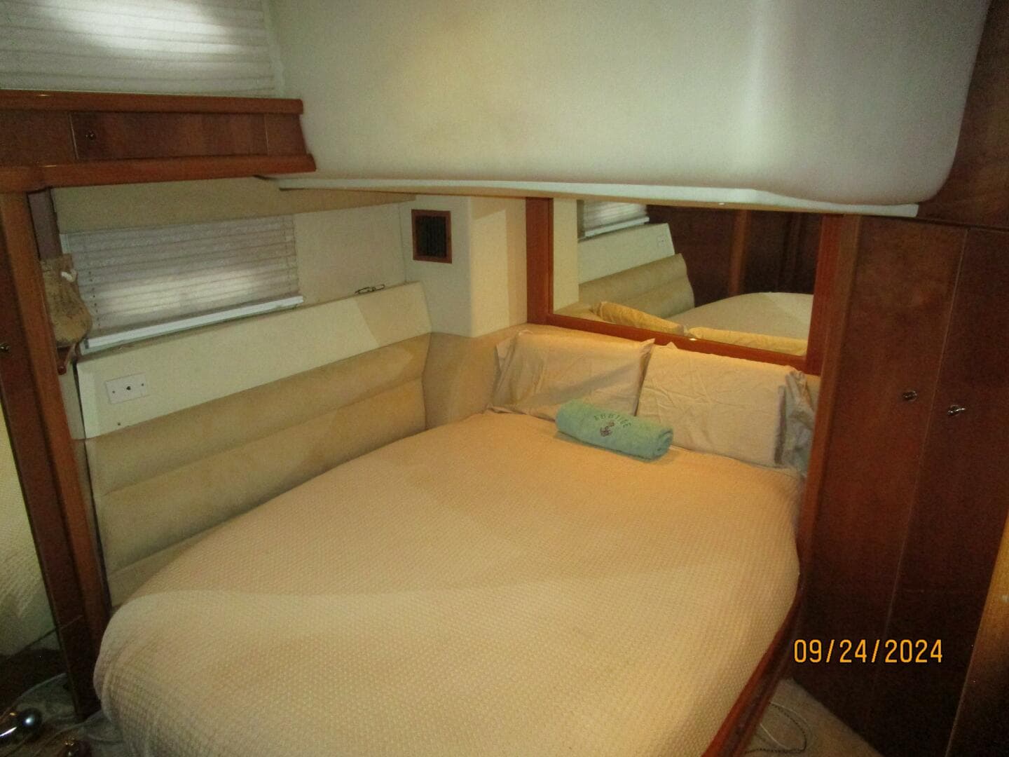 47' Sealine master stateroom