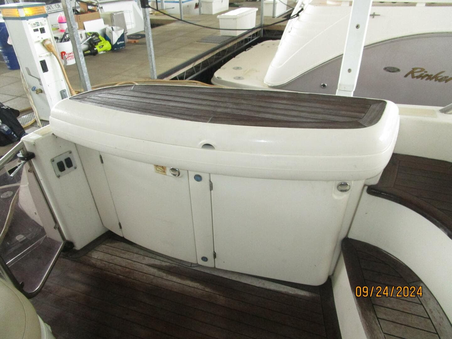47' Sealine aftdeck wetbar2