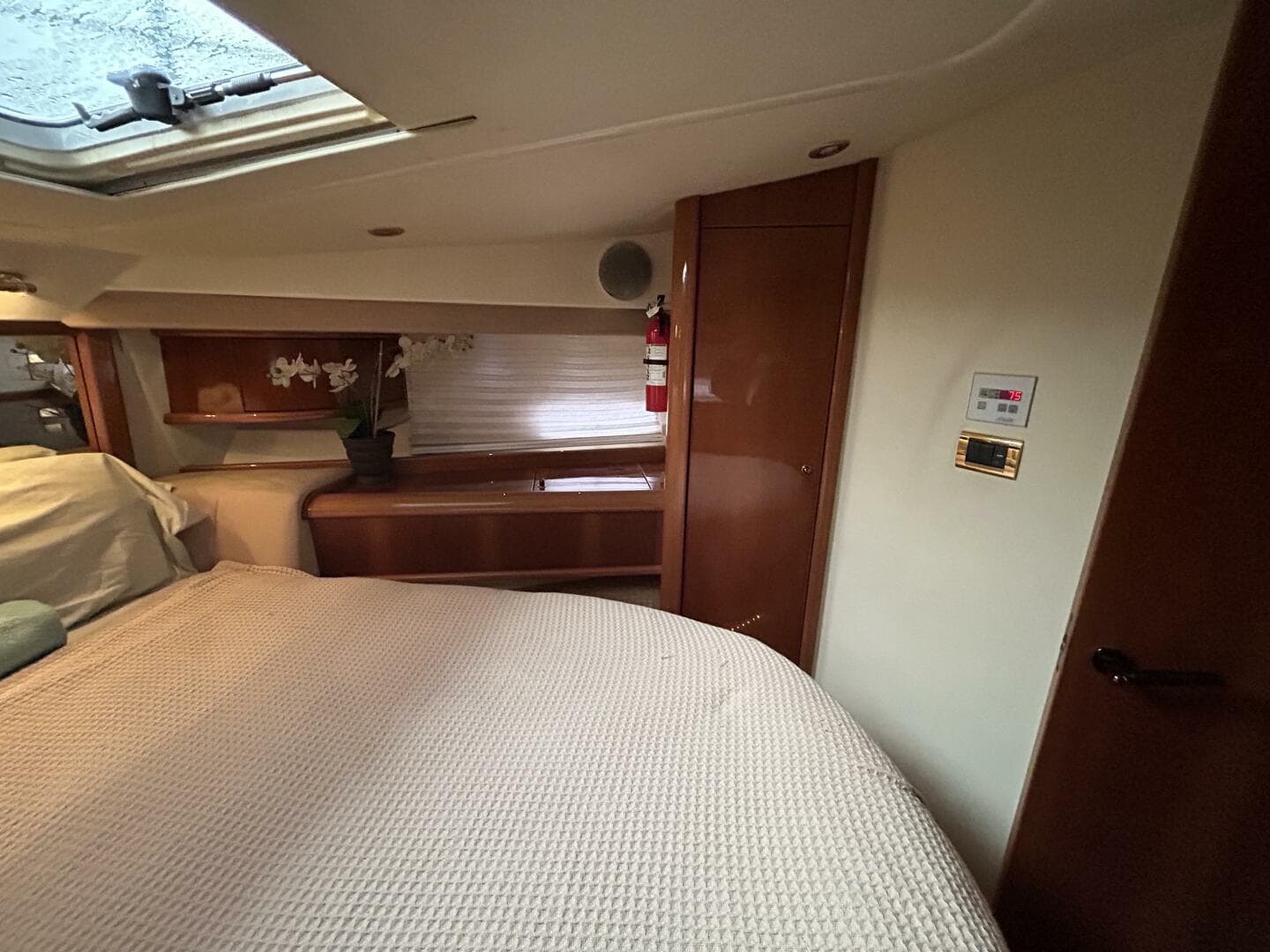 47' sealine guest stateroom starboard