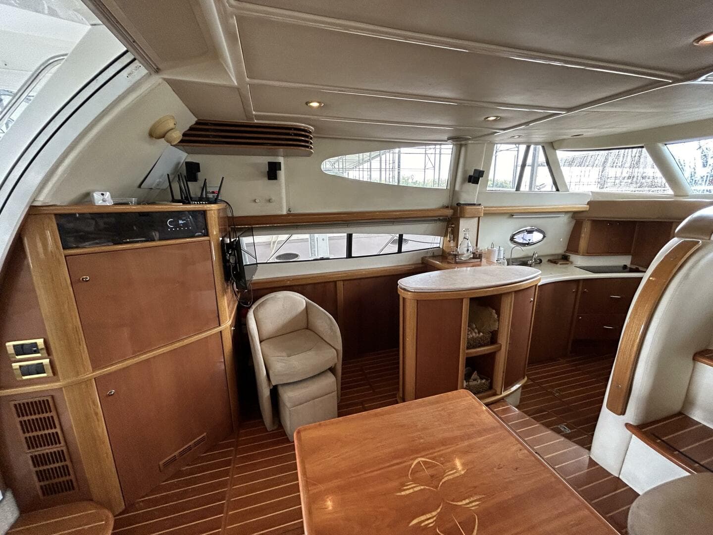 47' Sealine salon port1