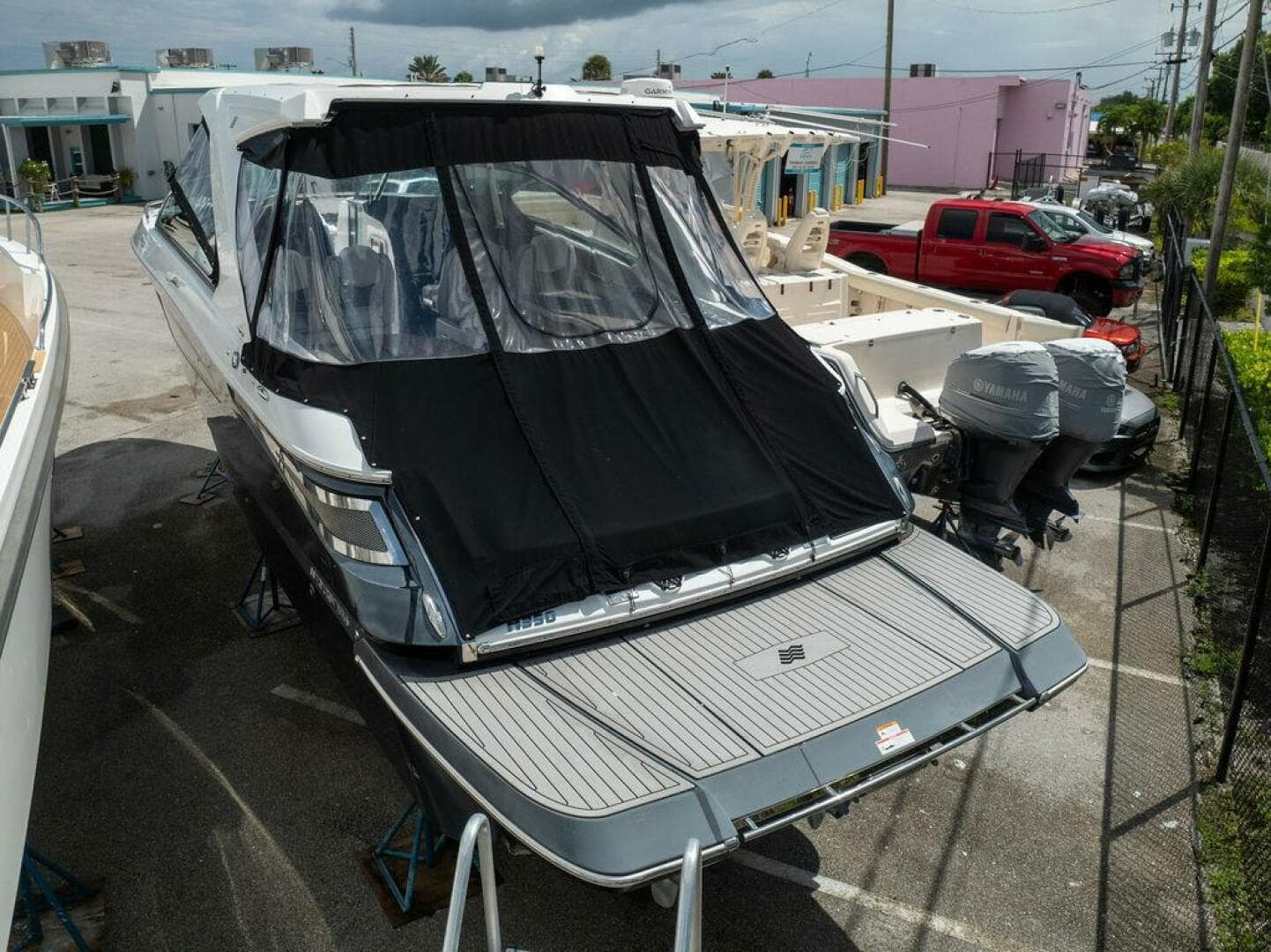 Four Winns 35 - Exterior Profile