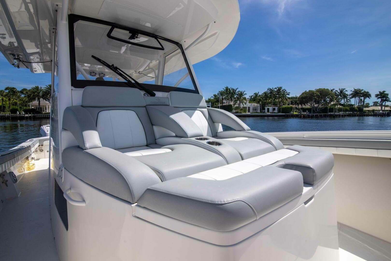 Regulator 41 2021 - Exterior Bow