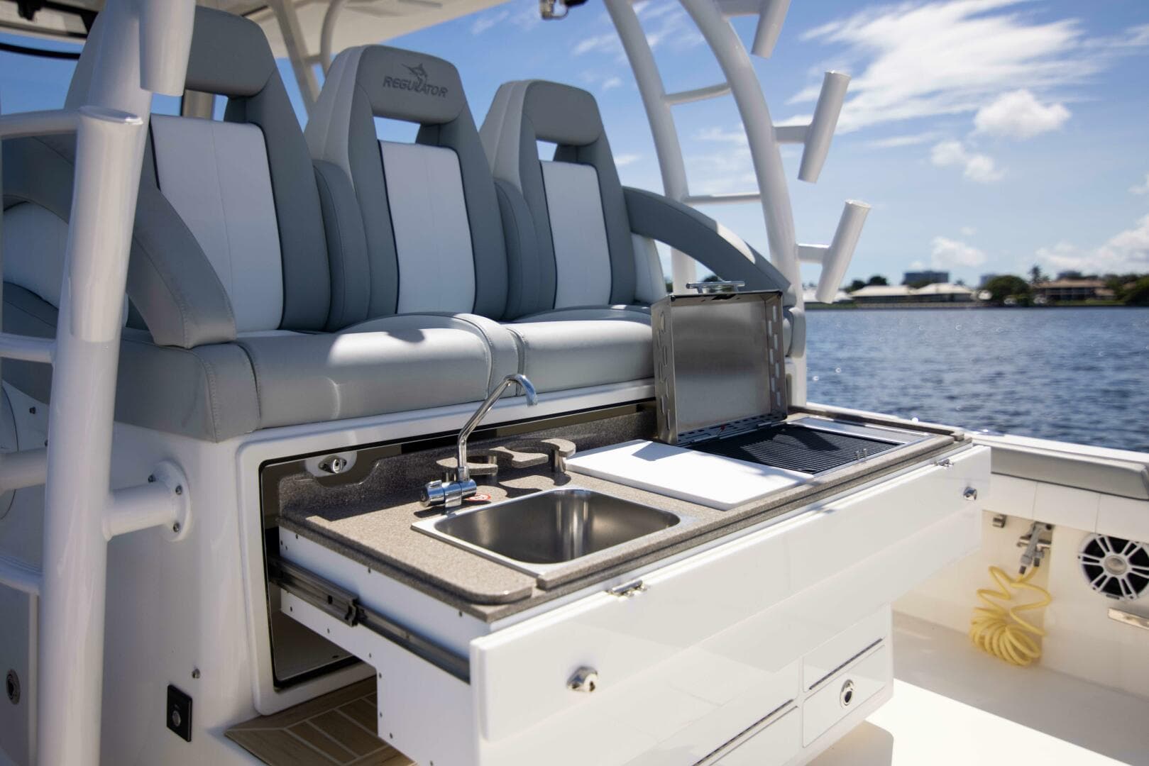 Regulator 41 2021 - Exterior Cockpit