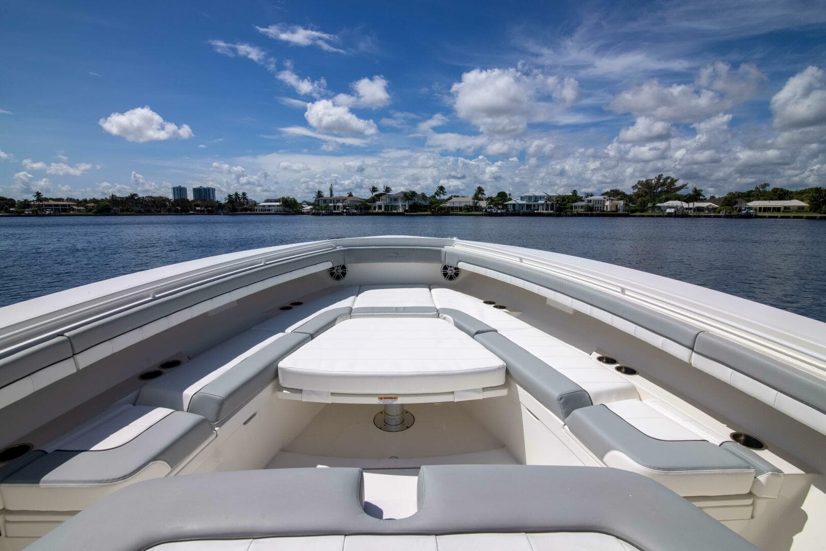 Regulator 41 2021 - Exterior Bow