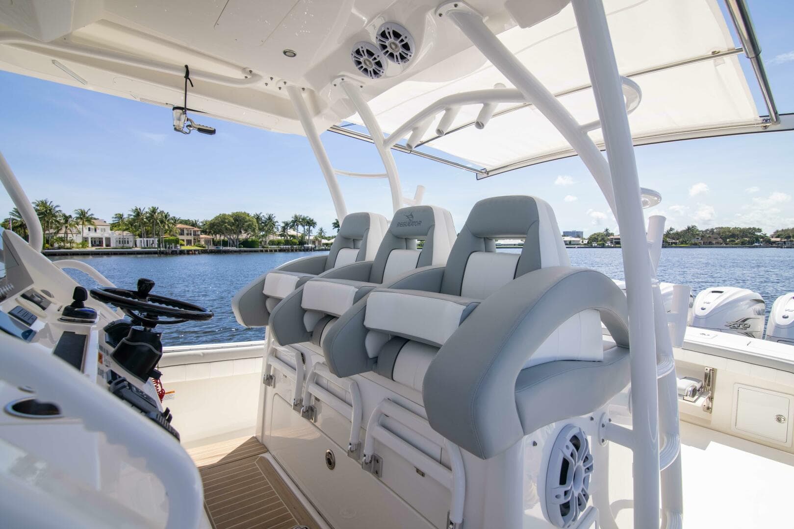 Regulator 41 2021 - Exterior Helm