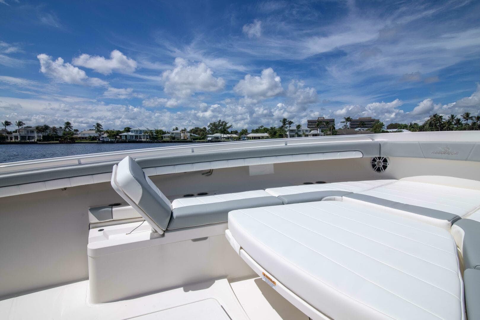 Regulator 41 2021 - Exterior Bow