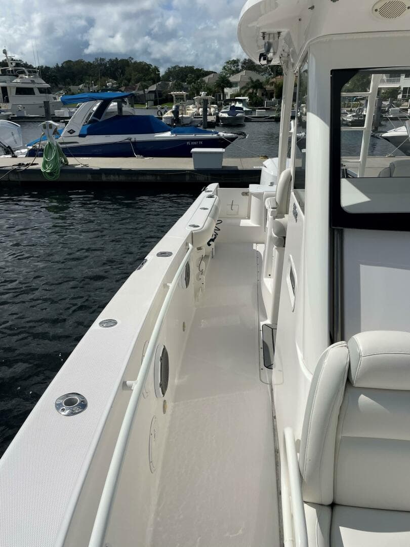 Everglades 32 Dauntless 325CC- Starboard 