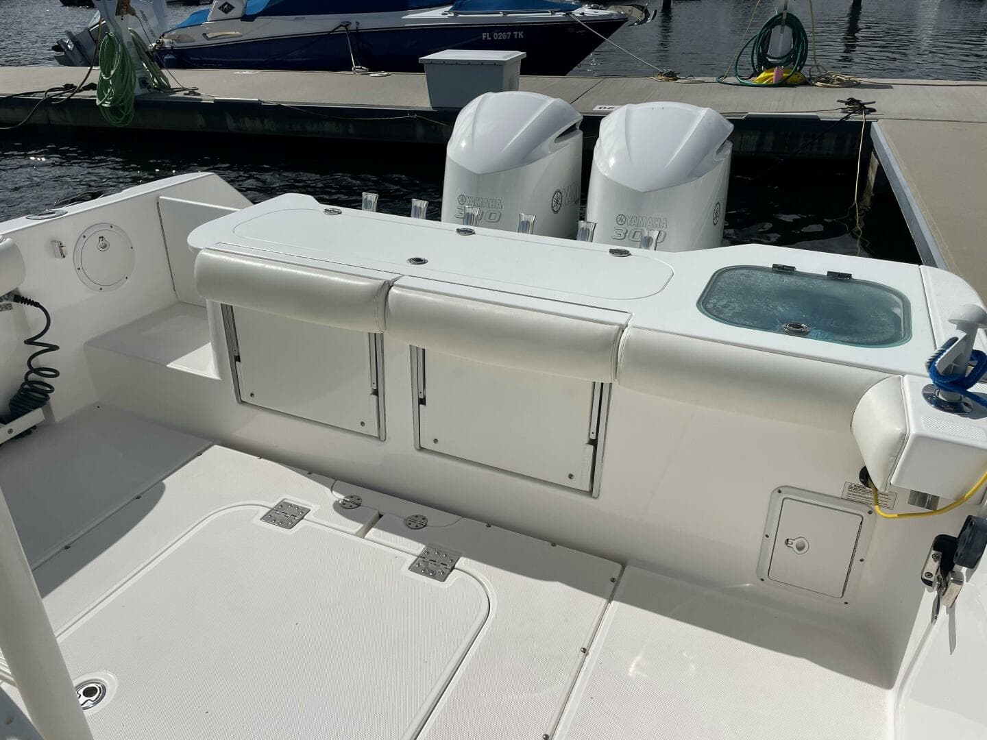 Everglades 32 Dauntless 325CC- Cockpit