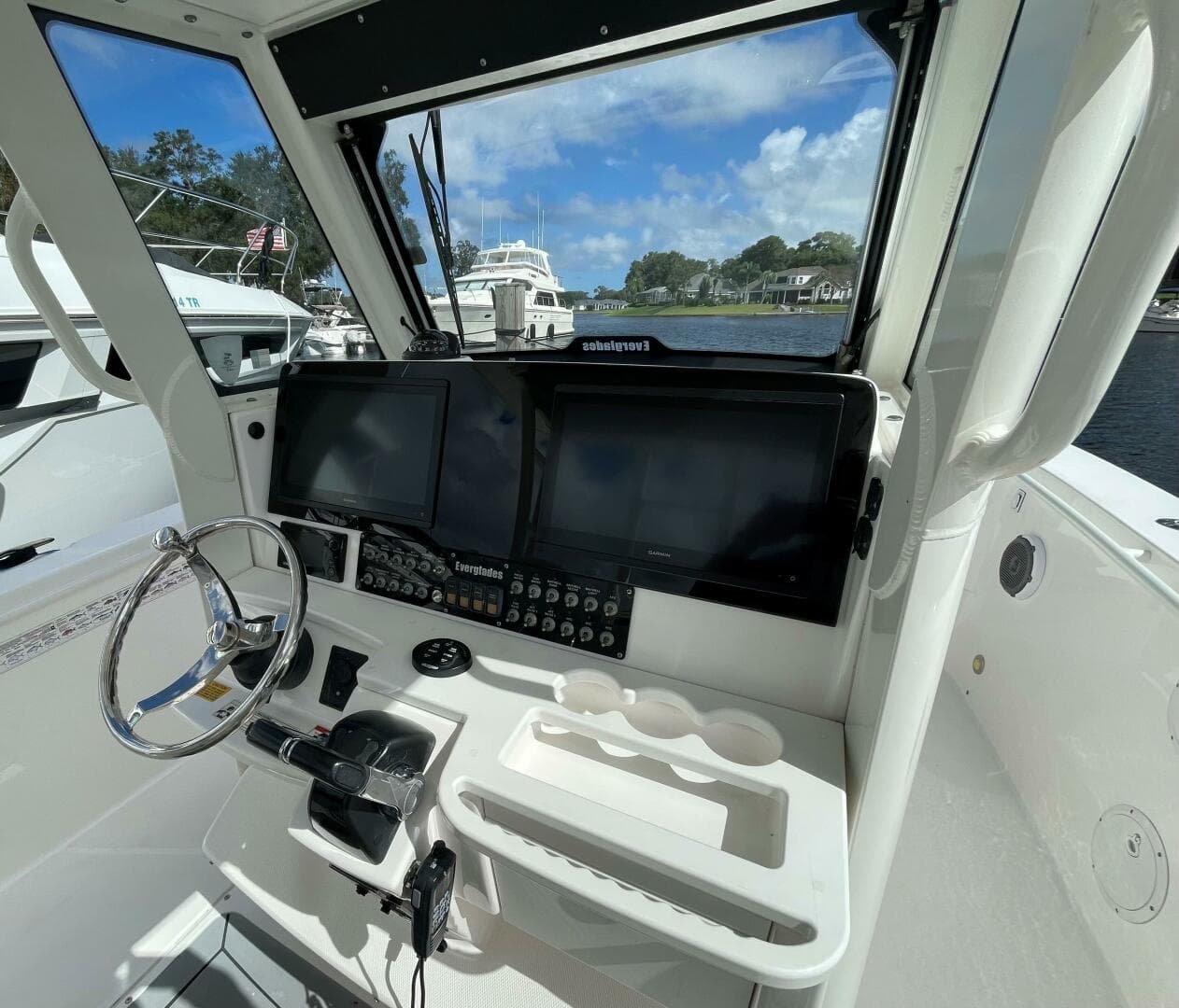 Everglades 32 Dauntless 325CC- Helm  