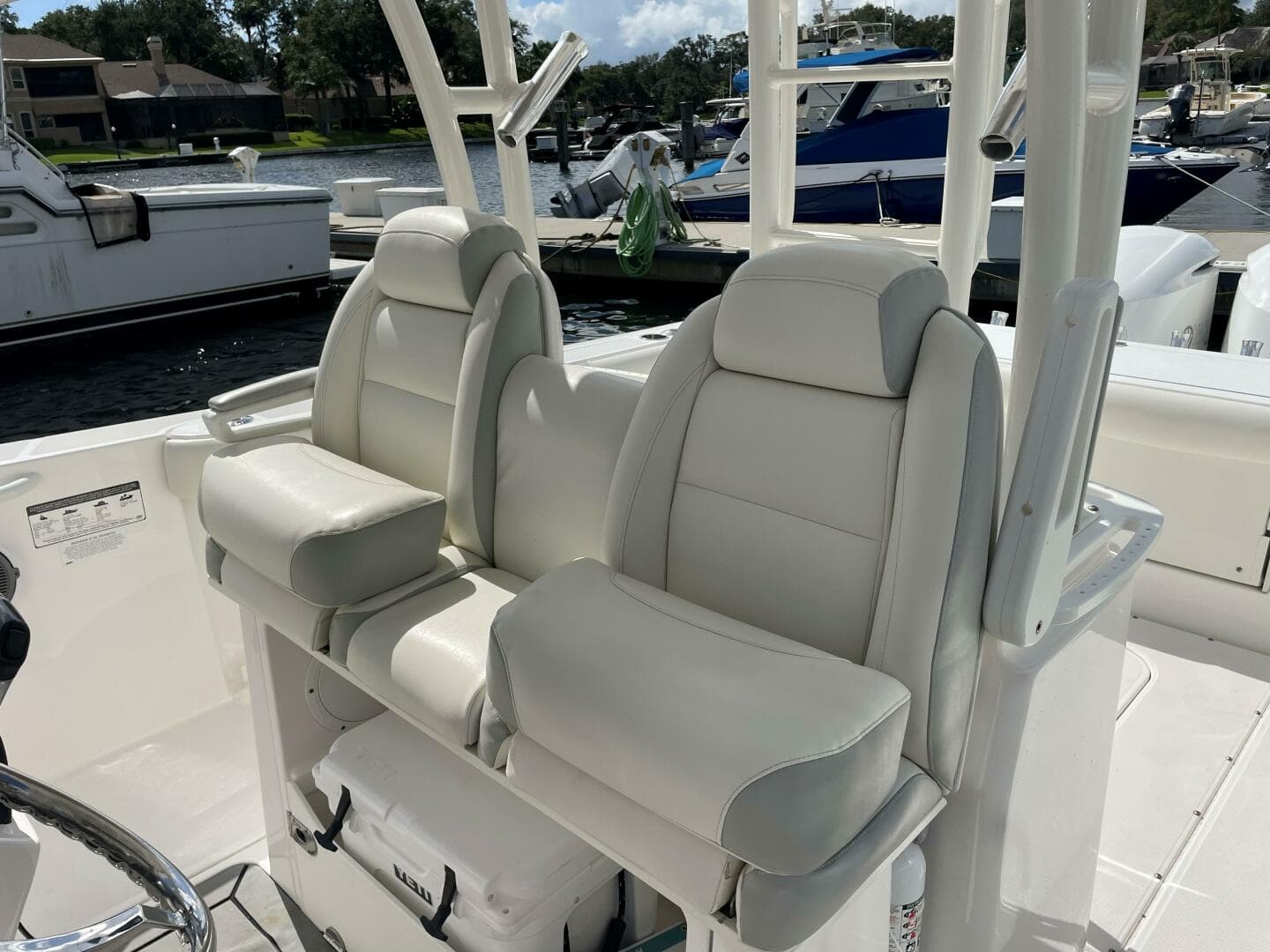 Everglades 32 Dauntless 325CC- Helm Seating 