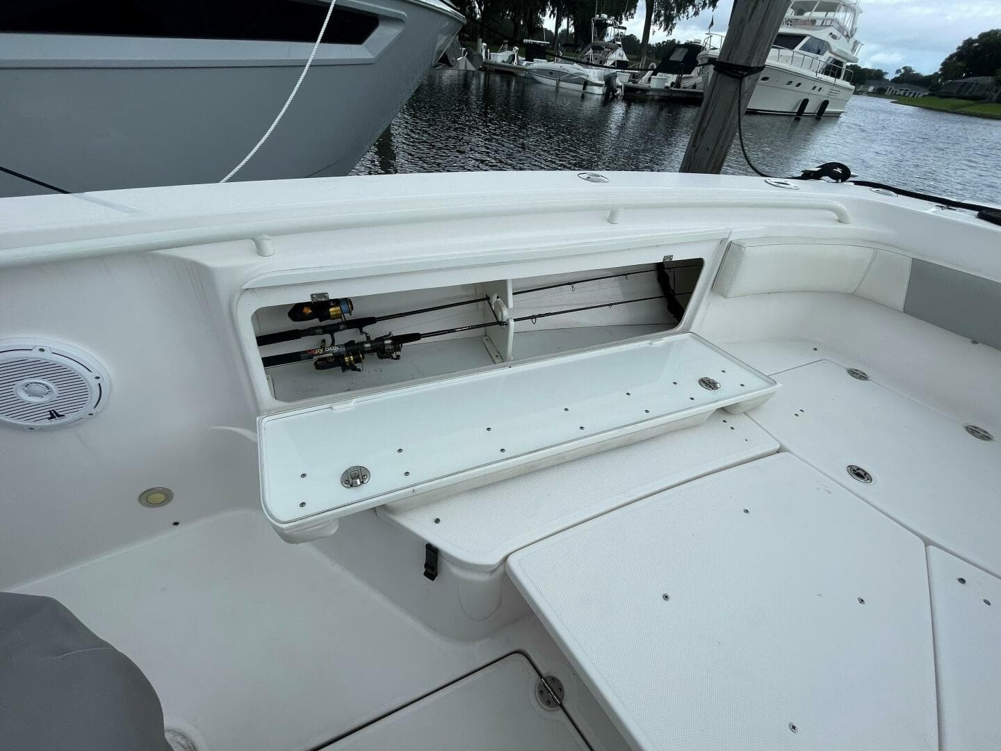Everglades 32 Dauntless 325CC- Storage