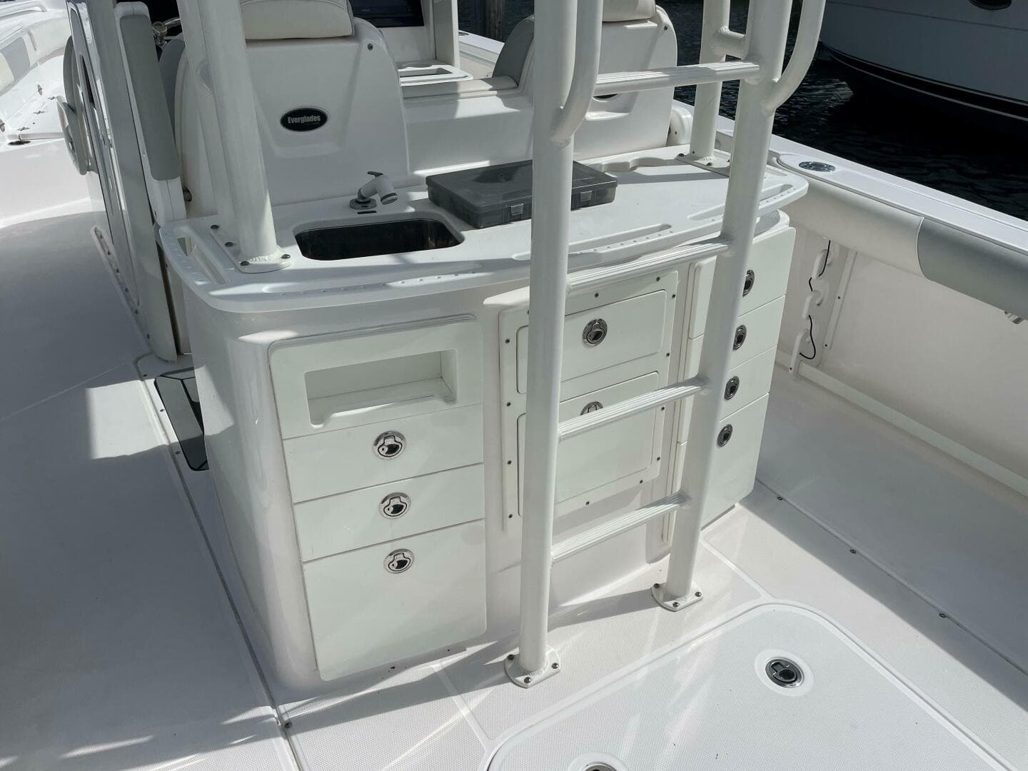 Everglades 32 Dauntless 325CC- Storage