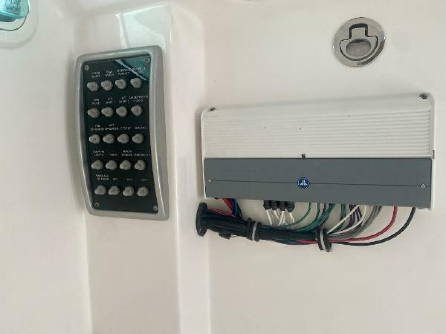 Everglades 32 Dauntless 325CC- Electronics