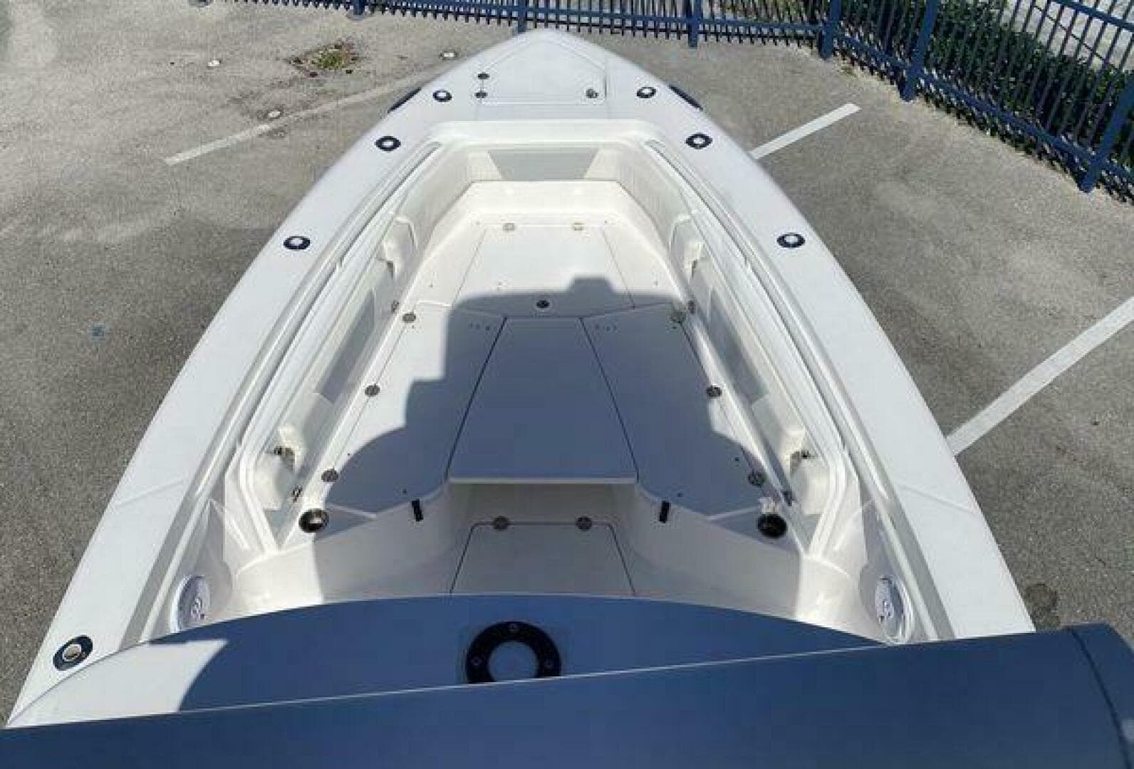 Everglades 32 Dauntless 325CC- Bow