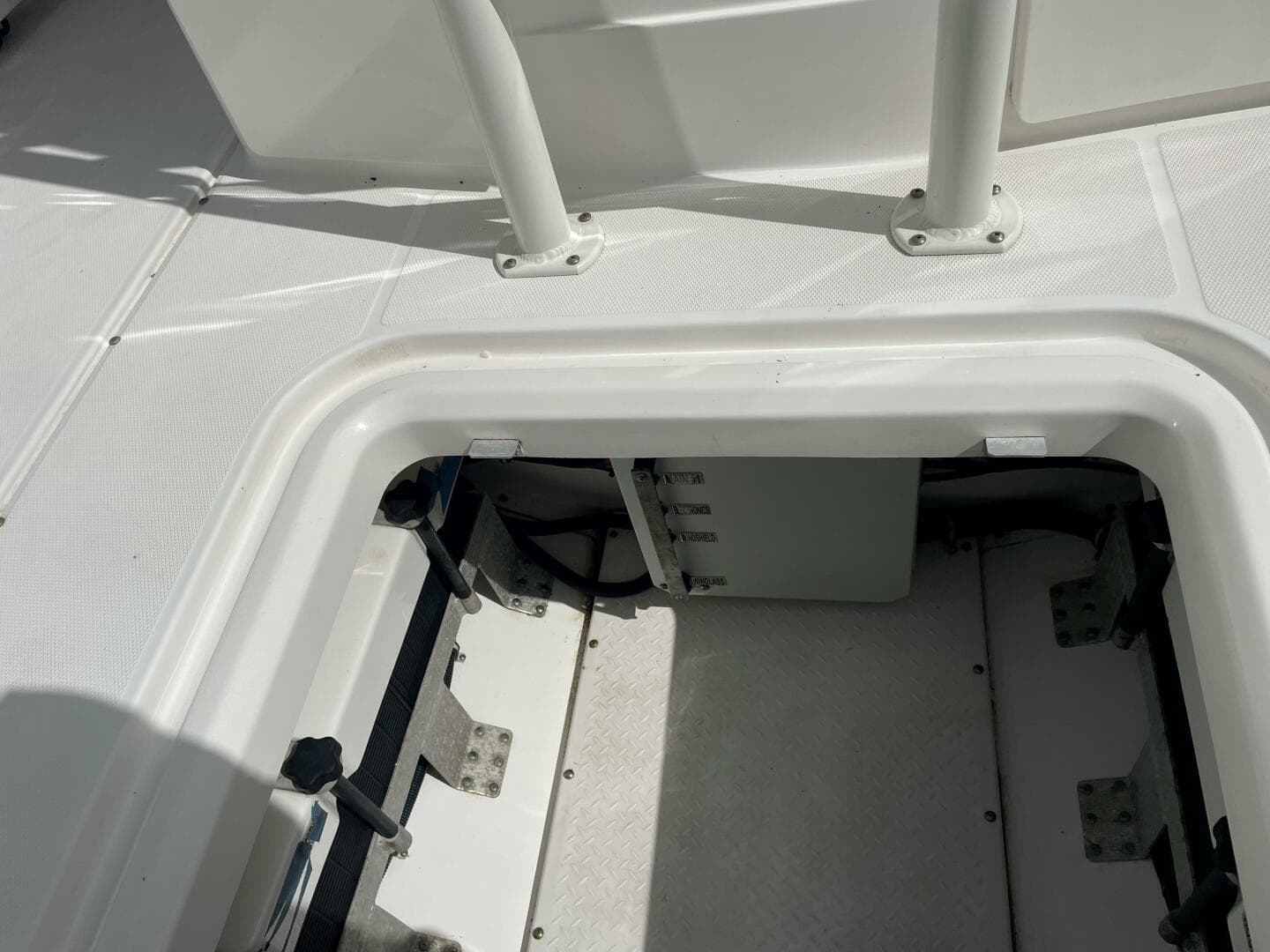 Everglades 32 Dauntless 325CC- Storage