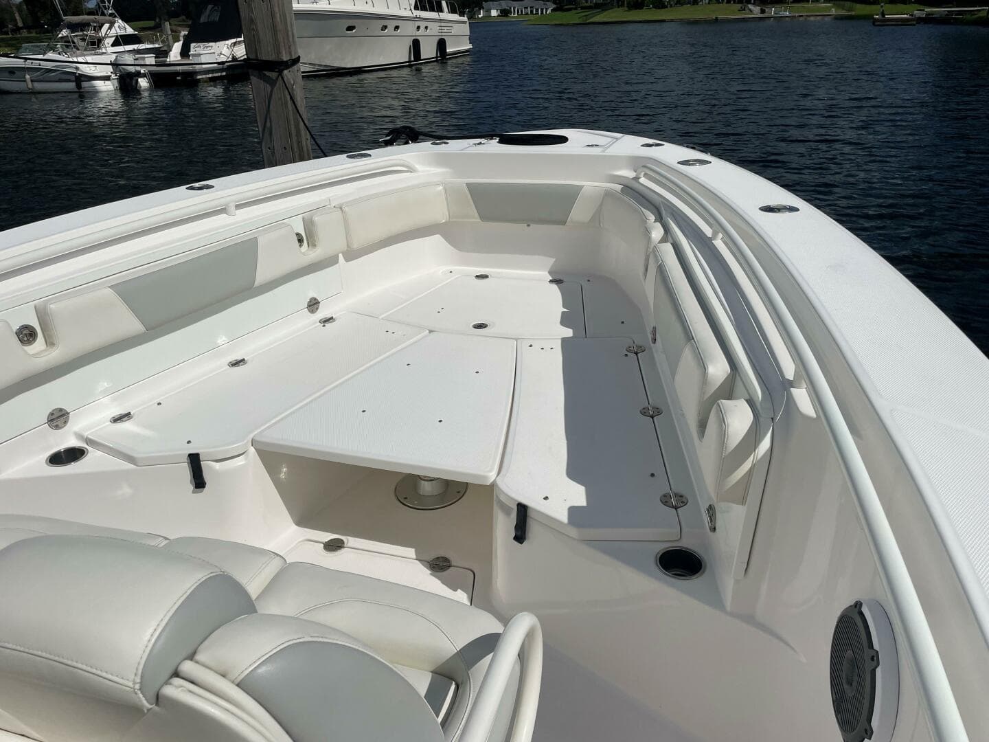 Everglades 32 Dauntless 325CC- Bow