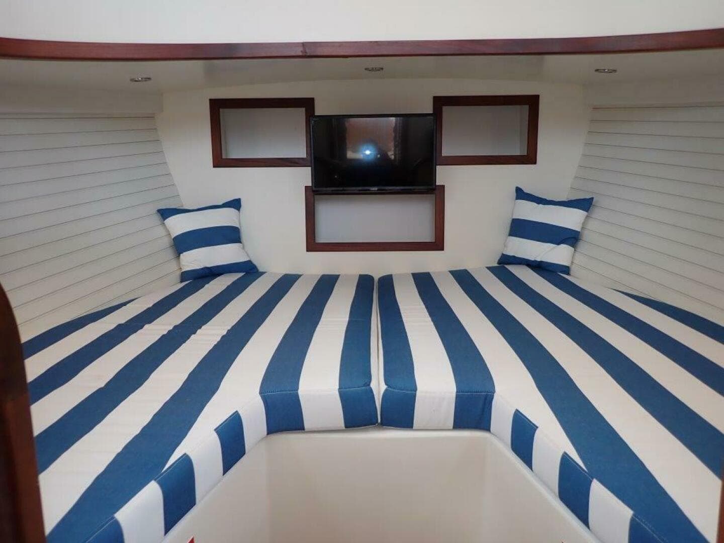 Launch 45 BLUE JACKET -Forward V Berth