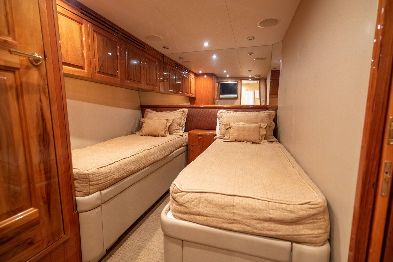 2005 Hatteras 68 Convertible- Guest Stateroom 2