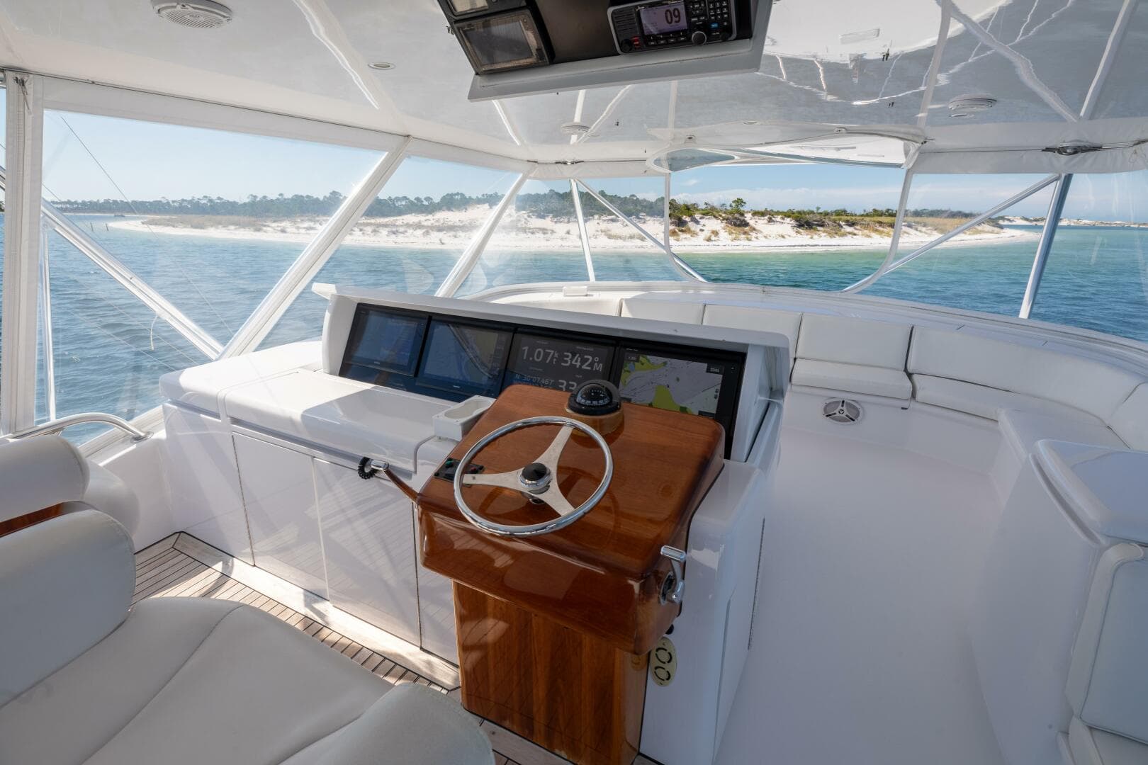 2005 Hatteras 68 Convertible- Helm 4