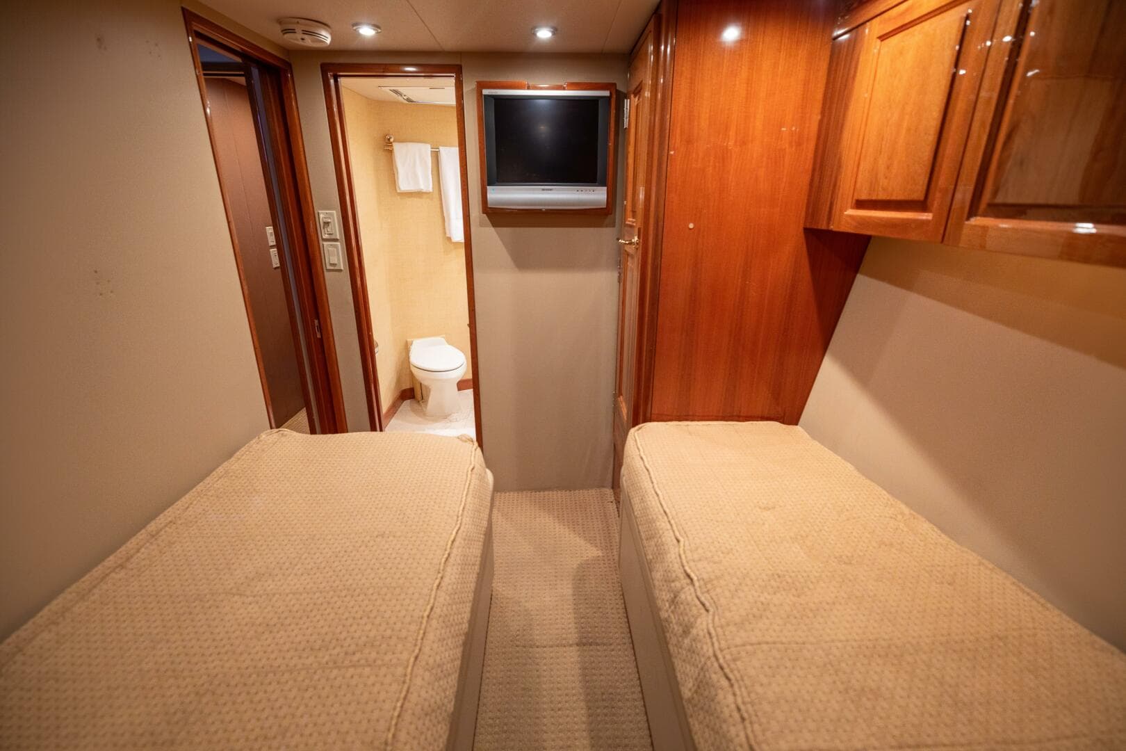 2005 Hatteras 68 Convertible- Guest Stateroom 4