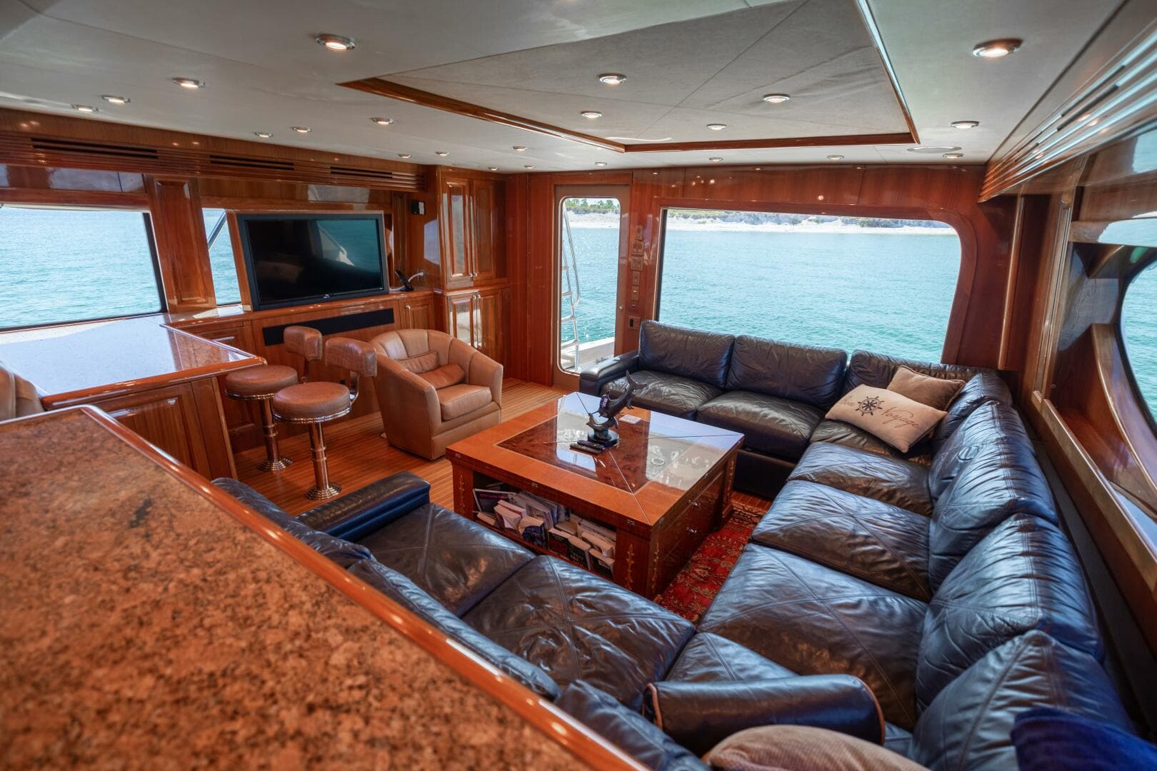 2005 Hatteras 68 Convertible- Salon 3