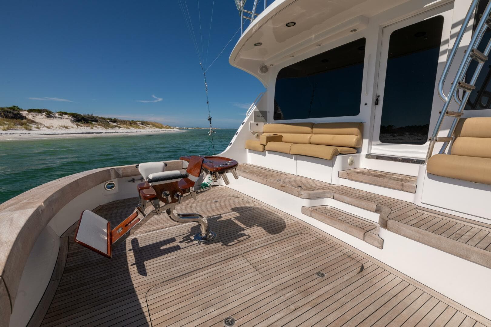 2005 Hatteras 68 Convertible- Fighting Chair 2