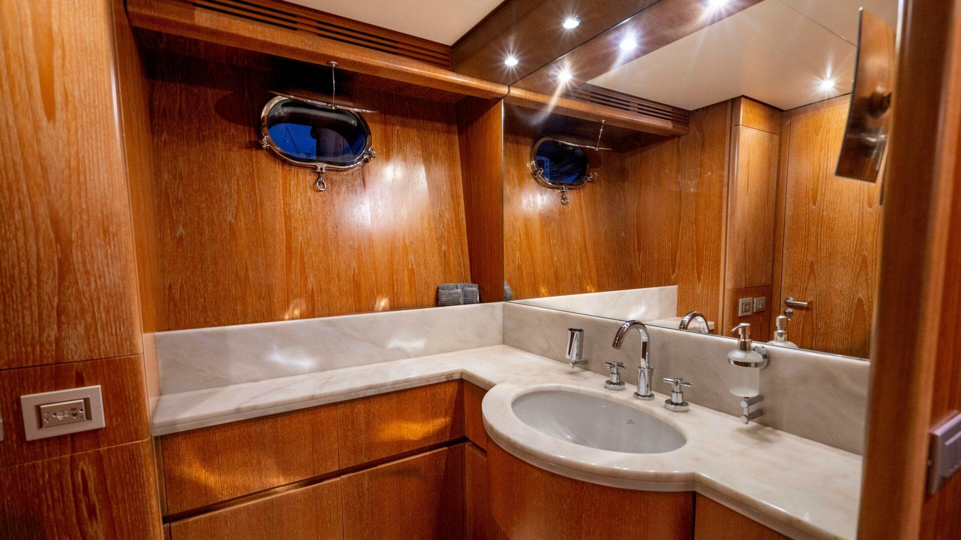 2005 Sanlorenzo SL82