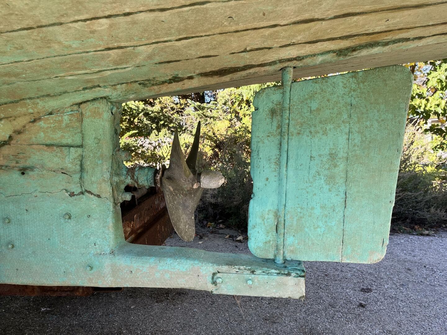 Adequate rudder, 4-blade propeller, and skeg