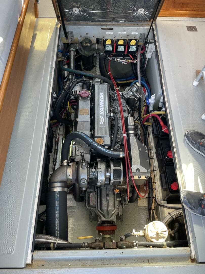 32 Ellis 28 Engine Compartment